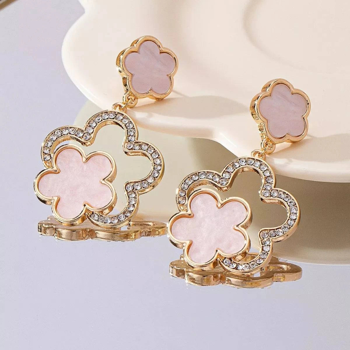 Lucky Clover Dangle Earrings with Rhinestone AccentsPieces:1-pair
Material:18K Gold-Plated,Resin,Zinc alloy,Rhinestone
Care instructions:Avoid wearing during exercise, as sweat will react with the jewelry to produce sLucky Clover Dangle Earrings