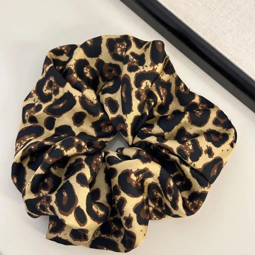 Leopard elastic hair scrunchy made of polyester with leopard print pattern
