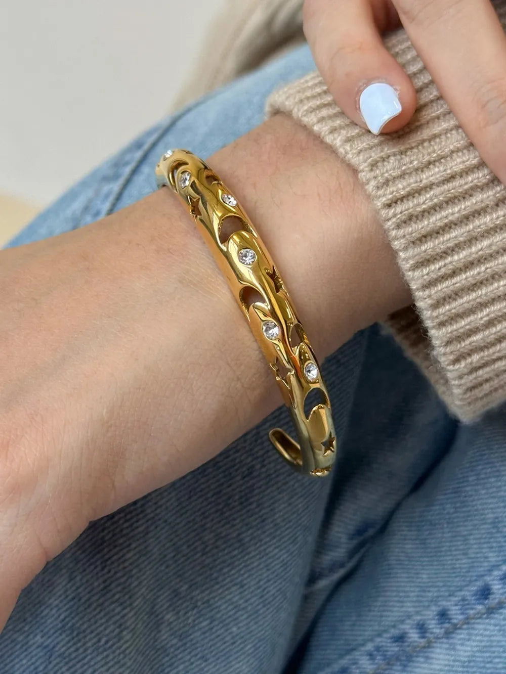 Stainless Steel Inlaid Rhinestone Cutout Bracelet.