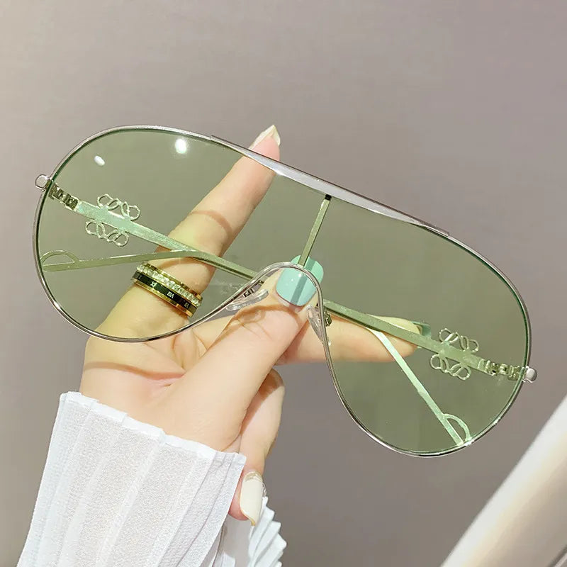 Gradient Aviator Sunglasses for Stylish Eye Protection.