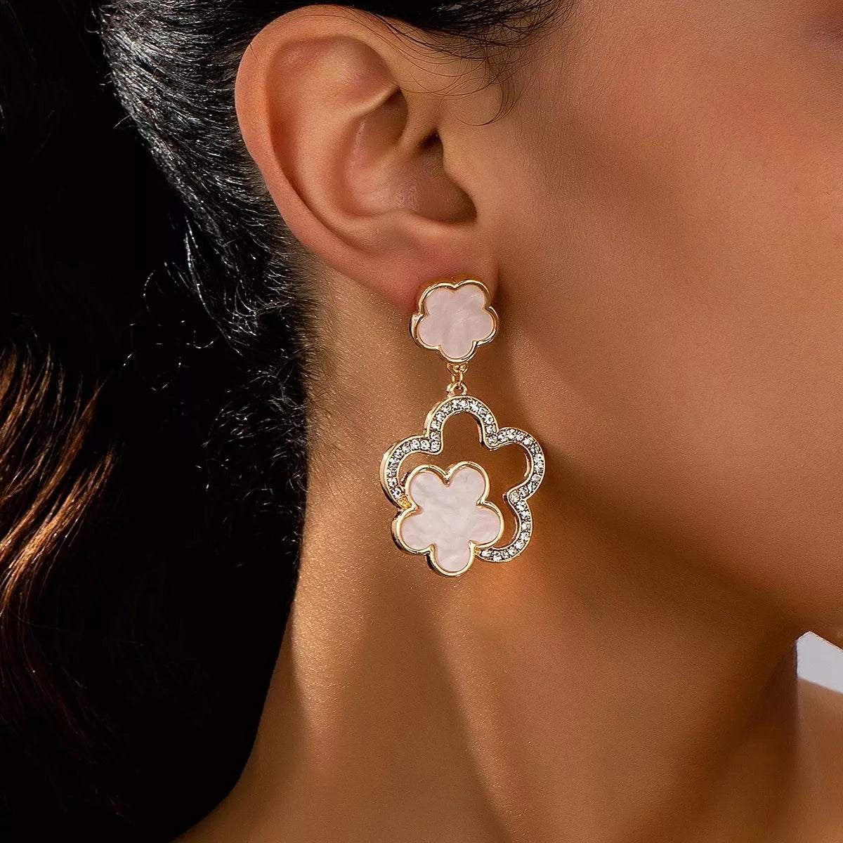 Lucky Clover Dangle Earrings with Rhinestone AccentsPieces:1-pair
Material:18K Gold-Plated,Resin,Zinc alloy,Rhinestone
Care instructions:Avoid wearing during exercise, as sweat will react with the jewelry to produce sLucky Clover Dangle Earrings