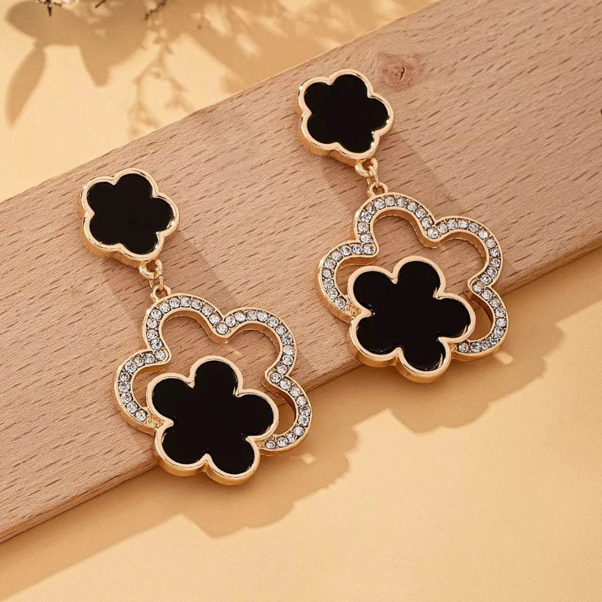 Lucky Clover Dangle Earrings with Rhinestone AccentsPieces:1-pair
Material:18K Gold-Plated,Resin,Zinc alloy,Rhinestone
Care instructions:Avoid wearing during exercise, as sweat will react with the jewelry to produce sLucky Clover Dangle Earrings