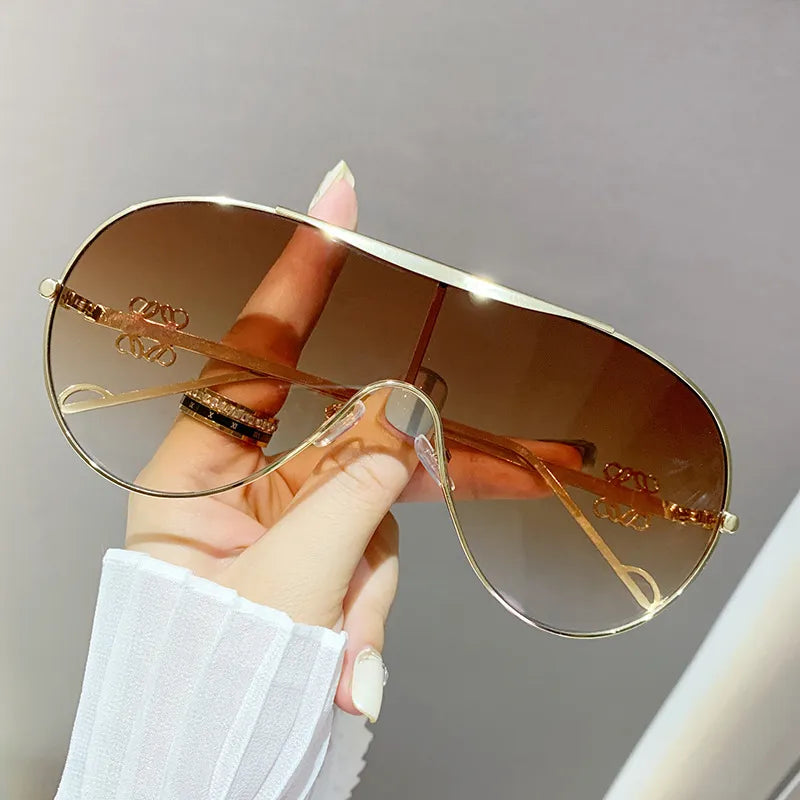 Gradient Aviator Sunglasses for Stylish Eye Protection.