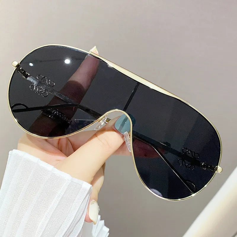 Gradient Aviator Sunglasses for Stylish Eye Protection.