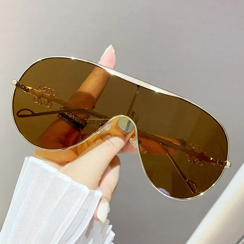 Gradient Aviator Sunglasses for Stylish Eye Protection.